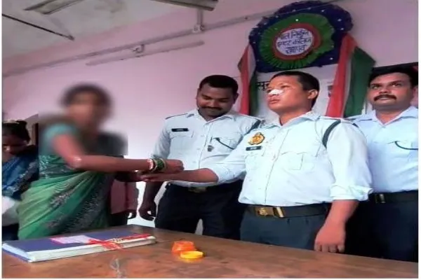 लखनऊ में महिला से मंगलसूत्र लूटकर भागा बदमाश, घायल ट्रैफिक पुलिसकर्मी ने पकड़ा
